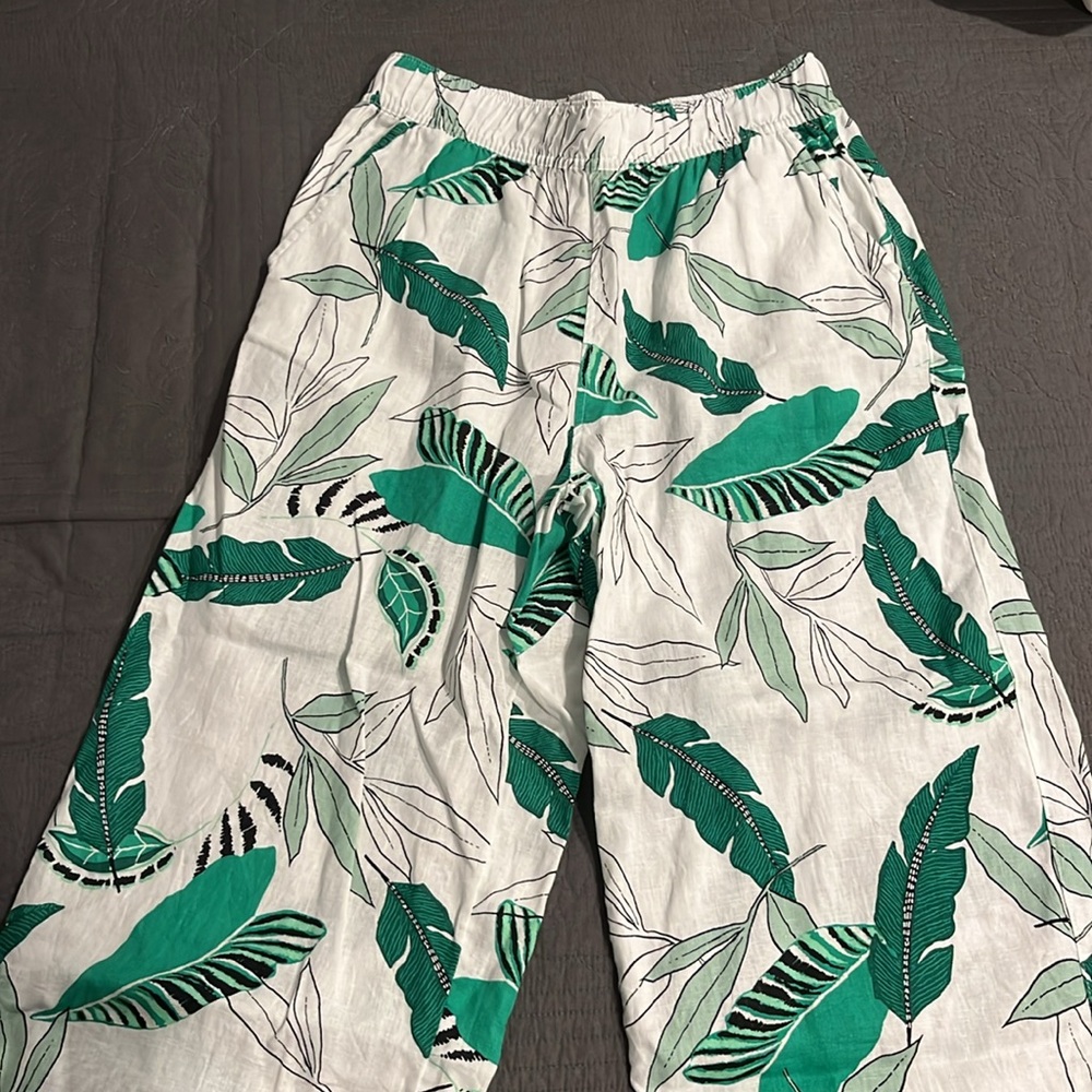 Tahari Green and White Jungle Print Linen Pants